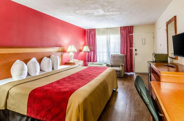 Room, Queen Bed, Econo Lodge Martinsville 2/3