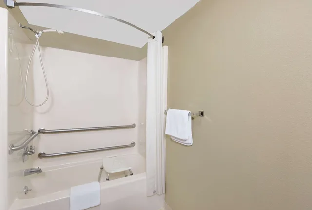 غرفة قياسية بسرير كوين لذوي الإعاقة، Super 8 By Wyndham Macomb 5/8