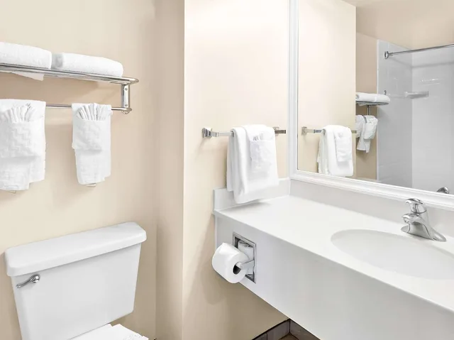 Room, King Bed, Executive Level, Sofa، Best Western Potomac Mills 3/3