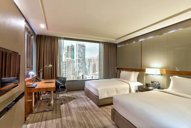 غرفة تنفيذية بسريرين منفصلين مع دخول صالة النادي، Hilton Sukhumvit Bangkok Hotel 1/10