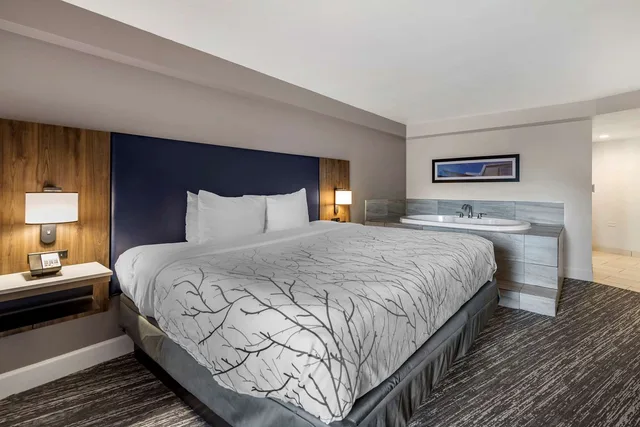 جناح بسرير كينج بشرفة مع أريكة بحوض جاكوزي، Best Western Denver East 1/3