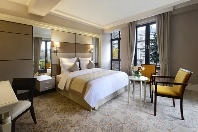 غرفة عائلية بسرير كينج وسريرين منفصلين، Ambassadori Hotel Tbilisi 2/2