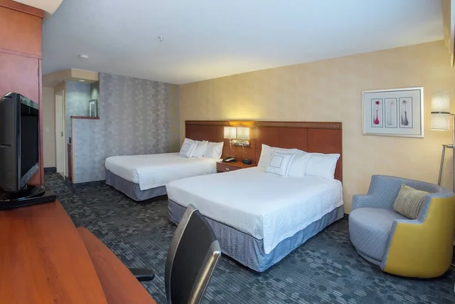 Room, 2 Queen Beds, Accessible, Courtyard Boston Raynham 2/3