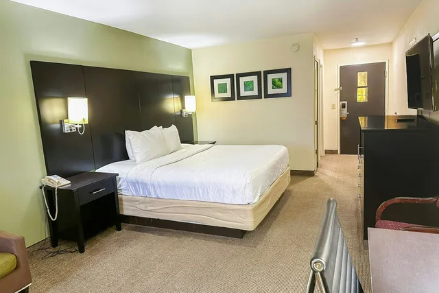 Room, King Bed, OYO Hotel Rome West GA 4/8