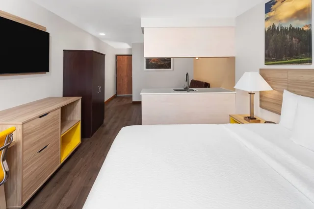 Studio, Suite, Queen Bed, Days Inn & Suites By Wyndham Spokane Airport Airway Heights 1/4