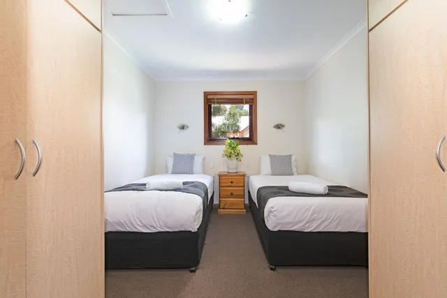 فيلا بسريرين منفصلين وسرير كينج بغرفتي نوم، Adelaide Caravan Park 2/4