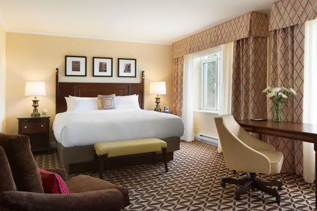 غرفة بسرير كينج وسرير كوين بإطلالة على النهر، Fairmont Le Manoir Richelieu 1/4