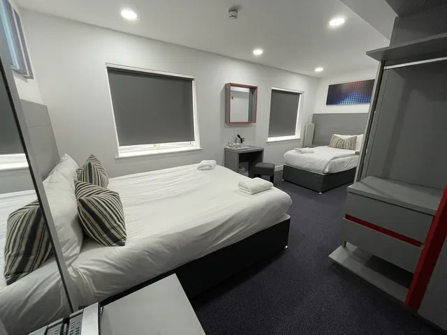 غرفة ثلاثية بسرير كينج وسرير فردي، Ilford Hotel Goodmayes 1/3