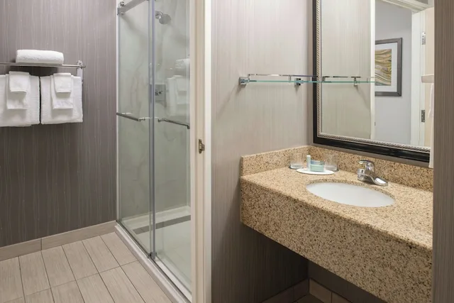 جناح بسرير كينج بغرفة نوم واحدة مع أريكة، Courtyard by Marriott Vacaville 3/4