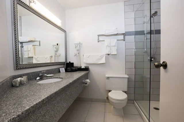 غرفة قياسية بسرير كينج، Best Western Plus Tower Inn 2/2