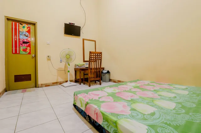 Standard, Double Bed, with Fan، Penginapan Barokah by ZUZU 5/10