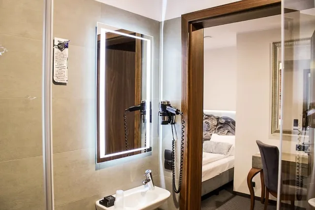 غرفة ثلاثية، Celestin Residence 6/6
