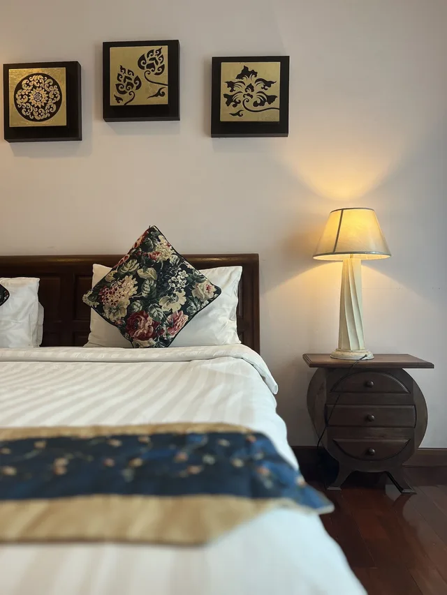 غرفة ديلوكس بسرير كينج بشرفة، Pha Thai House 7/10