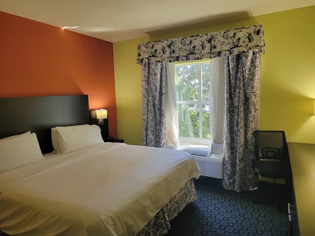 جناح بسرير كينج بمنطقة جلوس، Holiday Inn Garland 4/7