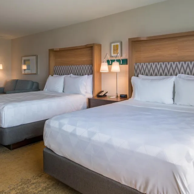 غرفة بسريرين كوين مع أريكة، Holiday Inn Edmonton S Ellerslie Rd 3/9