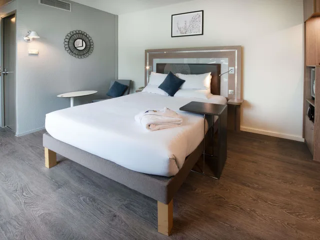 Superior, Double Bed, Golf Course View, Sofa, Balcony، Novotel Senart Golf de Greenparc 3/10