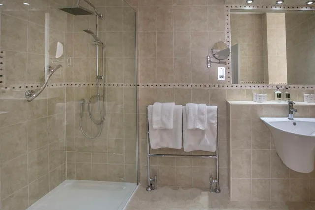 Super, Twin Beds, Partial View, Sofa، Burlington Hotel, Bw Premier Collection 2/3