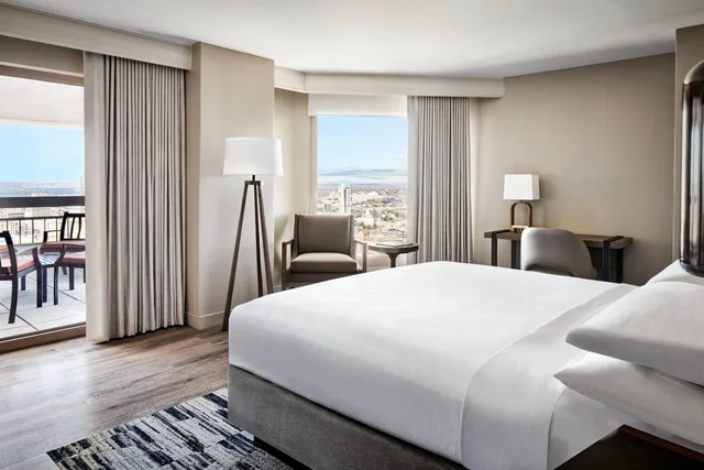 غرفة بسرير كينج مع أريكة، San Antonio Marriott Rivercenter on The River Walk 2/8