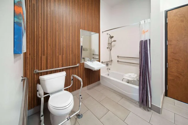 غرفة بسرير كينج بحوض استحمام لذوي الإعاقة، La Quinta Inn & Suites by Wyndham Austin NW/Lakeline Mall 7/7