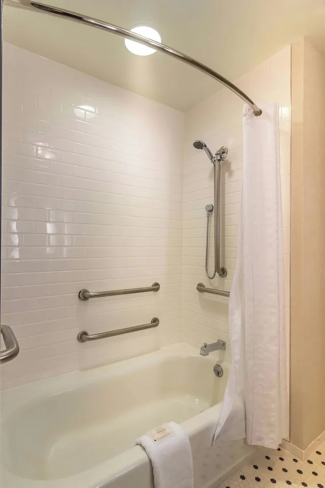غرفة ديلوكس بسرير كينج، Williamsburg Lodge 5/6