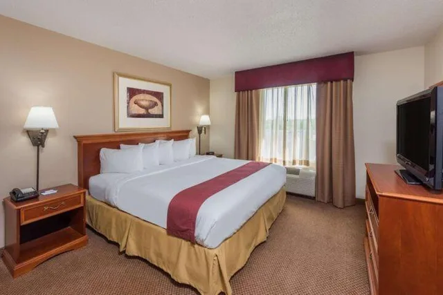 جناح شهر العسل بسرير كينج بغرفة نوم واحدة، Seasons Inn Suites Highland 3/3