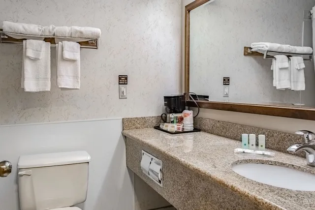 غرفة بسريرين كوين لذوي الإعاقة، Quality Inn & Suites Vancouver North 3/3