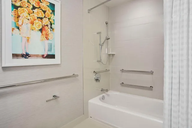 جناح جونيور بسريرين كوين مع أريكة بحوض استحمام لذوي الإعاقة، Hilton West Palm Beach 6/7