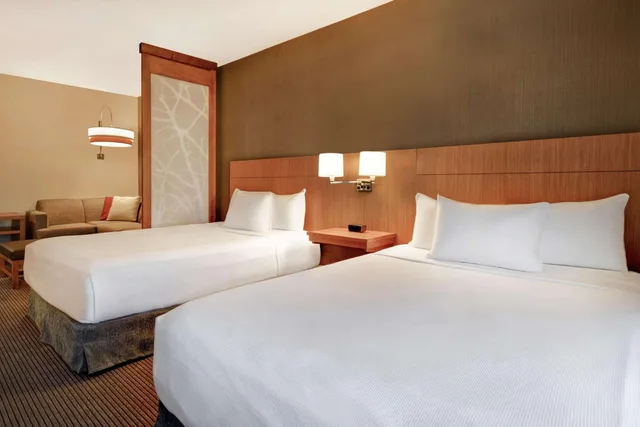 جناح بسريرين كوين بحوض استحمام لذوي الإعاقة، Hyatt Place Huntsville 1/2