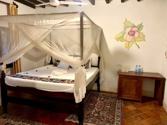 غرفة قياسية بسرير كوين بإطلالة على المسبح بشرفة، Kenyan House Boutique Hotel 4/10