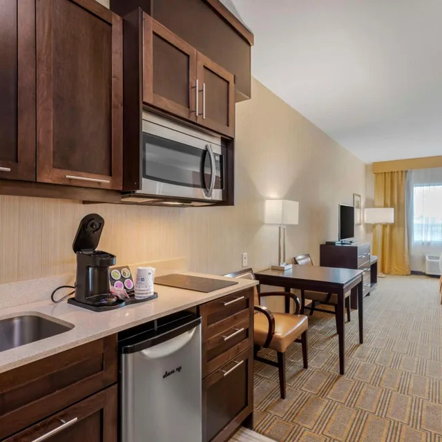 غرفة ديلوكس بسرير كينج مع أريكة، Best Western Plus Chateau Fort St. John 6/6