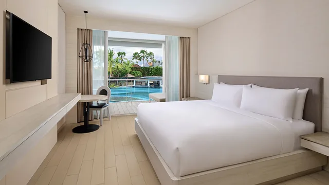 غرفة ديلوكس بسرير كينج بإطلالة على المسبح، The Stones Hotel Legian Bali Autograph Collection 1/8