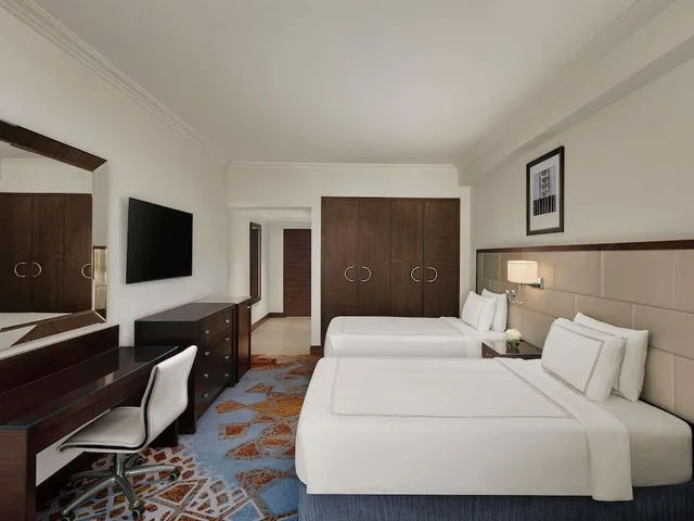 غرفة كلاسيكية بسريرين منفصلين بإطلالة على الحرم، سويس اوتيل المقام مكة(Swissotel Al Maqam Makkah) 3/10