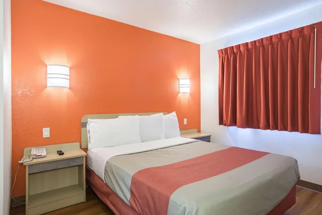 غرفة بسرير كوين لذوي الإعاقة، Motel6 Dale, IN 5/8