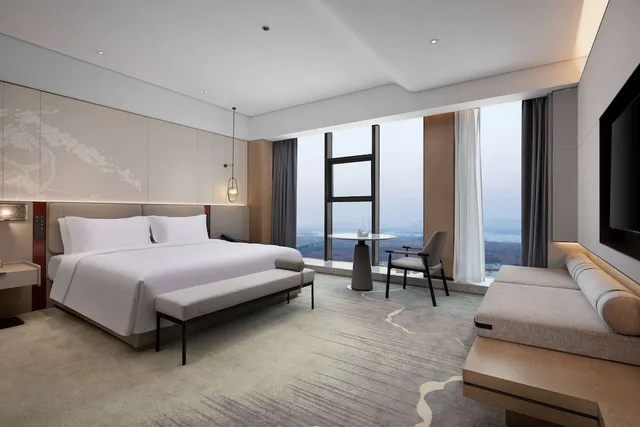 غرفة ديلوكس بسرير كينج بإطلالة على المدينة، Ramada By Wyndham Xiangyang Xiangcheng 2/2