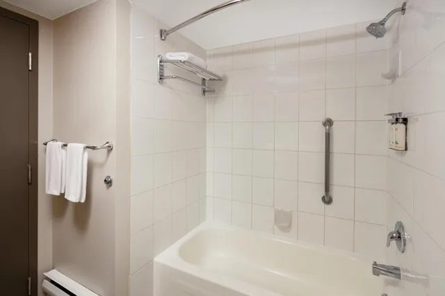 غرفة قياسية بسرير كينج وسرير كوين، Holiday Inn Vancouver Airport Richmond 4/4