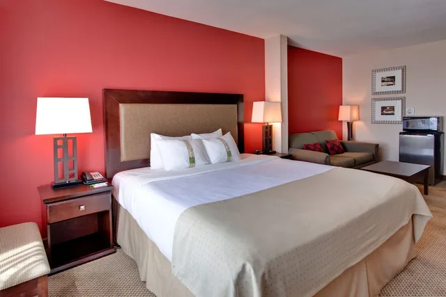 جناح بسرير كينج مع أريكة، Holiday Inn Hotel Amp Suites Bakersfield North 1/4