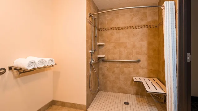 جناح بسرير كينج بحوض جاكوزي لذوي الإعاقة، Best Western Plus Airport Inn Suites Salt Lake City 8/8