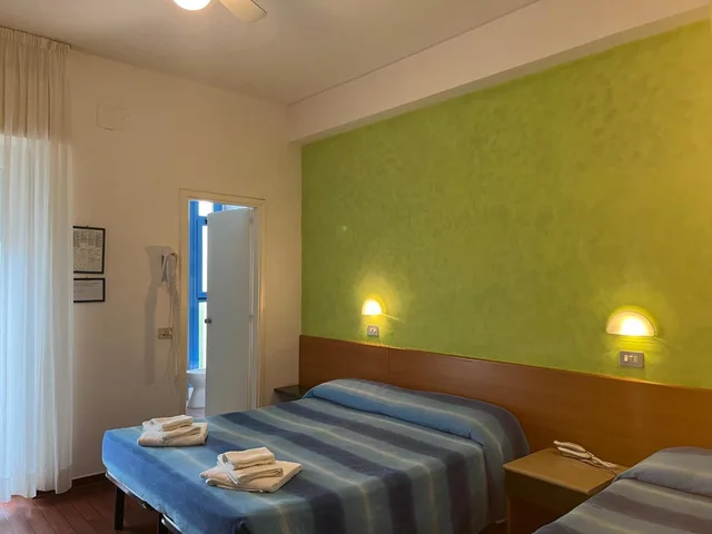 غرفة ثلاثية، Senior Hotel 5/9