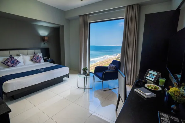 Deluxe, Queen Bed, Partial Sea View, Hotel MaRadha Colombo 2/7