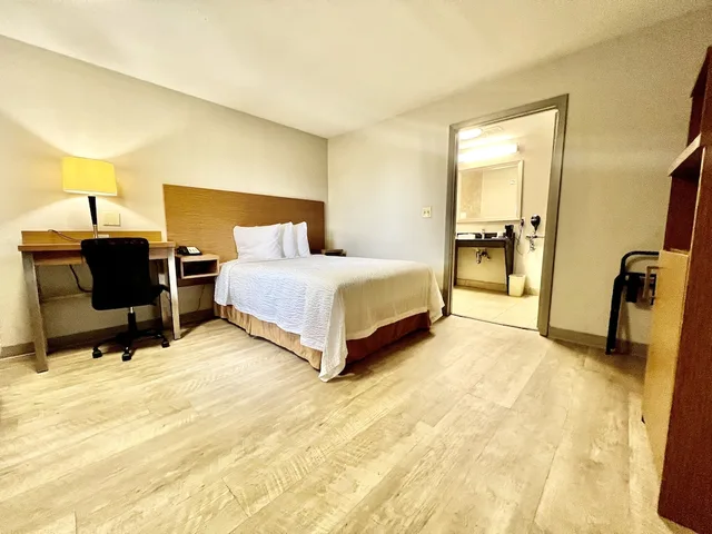 غرفة بسرير مزدوج لذوي الإعاقة، Days Inn Suites By Wyndham Arlington Near Six Flags 2/4