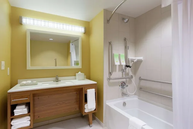 جناح بسرير كينج مع أريكة لذوي الإعاقة، Home2 Suites by Hilton Fort Smith 4/4