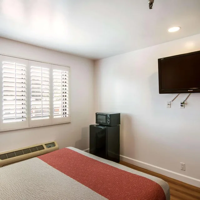 1 King Bed - Non-Smoking, Micfridge، Motel6 Monterey Park, CA 3/7