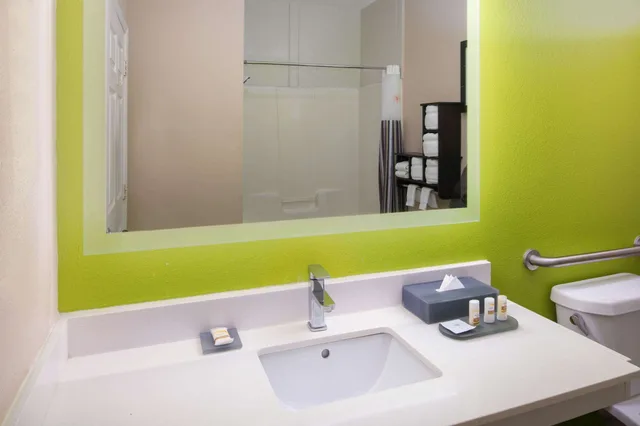 غرفة بسرير كينج لذوي الإعاقة، La Quinta Inn by Wyndham Calhoun South I-75 3/5
