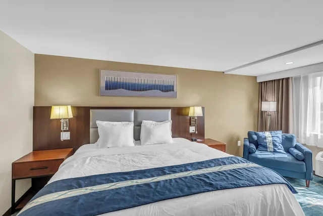 غرفة بسرير كينج، Baymont by Wyndham Kansas City North 1/4