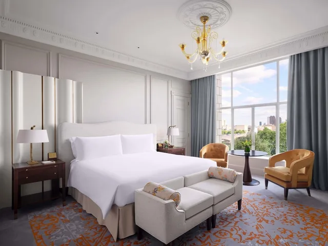 غرفة فاخرة بسرير كينج بإطلالة على النهر، The Savoy Hotel 2/7