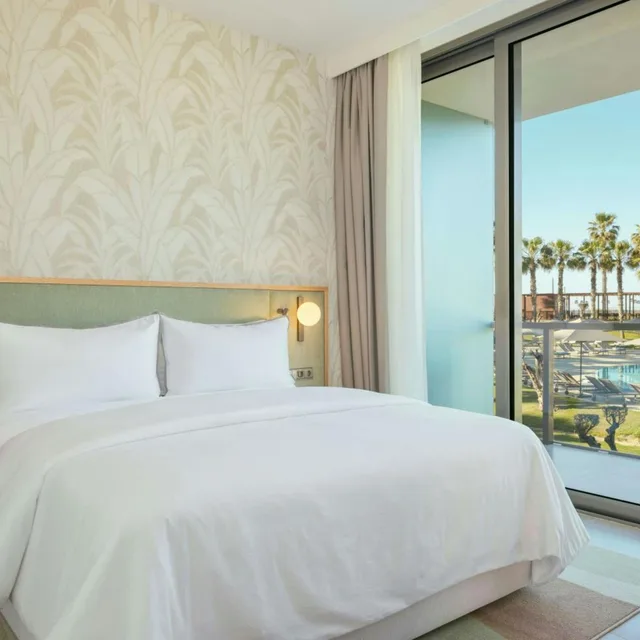 جناح جونيور بسرير كينج بإطلالة على المسبح بشرفة، The Westin Salgados Beach Resort, Algarve 3/10