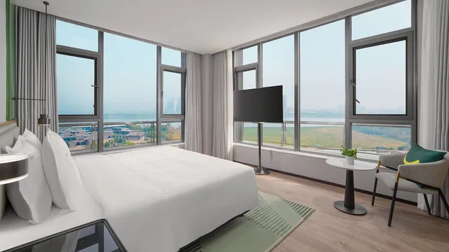 1 Bedroom, Suite, Single Bed, Dining Area, Holiday Inn Wuhan Houguan Lake by IHG 2/6