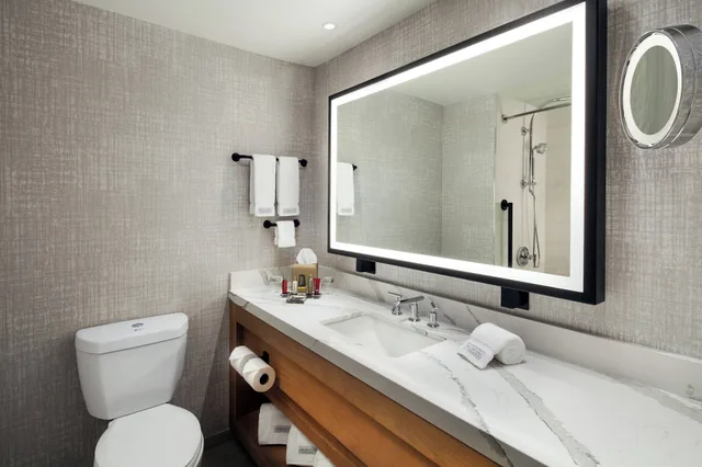 غرفة بسرير كينج بشرفة مع أريكة، Laguna Cliffs Marriott Resort And Spa 6/8