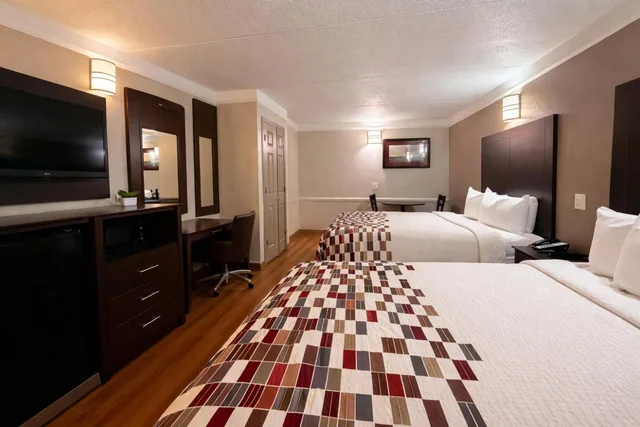جناح بسريرين كوين وسرير كوين بمطبخ، Red Roof Inn and Suites Houston Hobby Airport 1/10