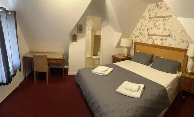 غرفة ثلاثية، The Rose and Crown Hotel 2/6
